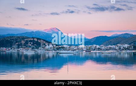 Lever de soleil et lueur alpine sur les montagnes de la Tramuntana depuis le port de Pollenca Majorque Espagne Banque D'Images