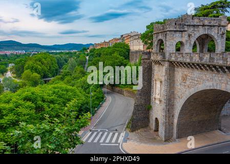 Vue sur la nouvelle porte de Pamplona, Espagne. Banque D'Images