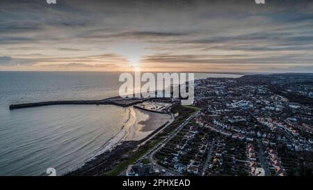 Une vue aérienne de Folkestone, y compris le port, Harbour Arm et le centre-ville. Banque D'Images