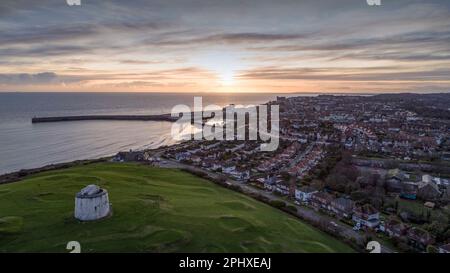 Tour Martello de Folkestone et East Cliff depuis les airs, avec Harbour Arm au loin. Banque D'Images