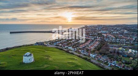 Tour Martello de Folkestone et East Cliff depuis les airs, avec Harbour Arm au loin. Banque D'Images