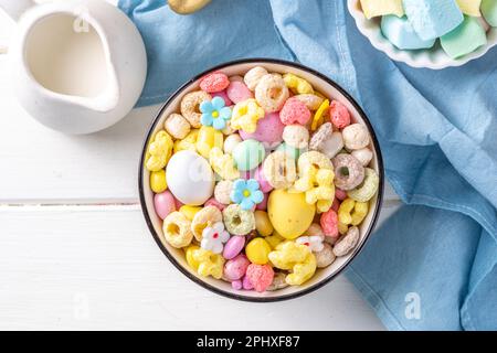 Petit déjeuner pâques bunny Trail mix. Mélange de céréales et de flocons colorés pour le petit-déjeuner, avec œufs au chocolat, guimauve, saupoudrées de sucre, en-cas. Bonbons homem Banque D'Images