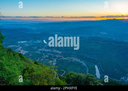 Vue aérienne du Monistrol de Montserrat au lever du soleil en Espagne. Banque D'Images