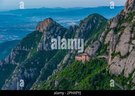 Lever de soleil sur l'église Santa Cova de Montserrat en Espagne. Banque D'Images