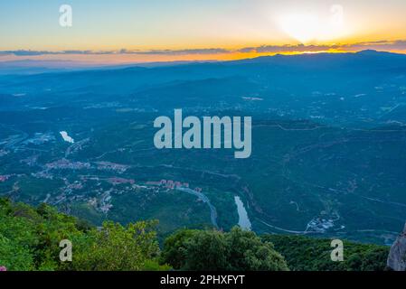 Vue aérienne du Monistrol de Montserrat au lever du soleil en Espagne. Banque D'Images