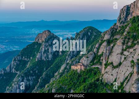 Lever de soleil sur l'église Santa Cova de Montserrat en Espagne. Banque D'Images