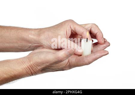 Mains d'hommes tenant une bougie isolé fond blanc. Homme tenant une bougie allumée, gros plan Banque D'Images