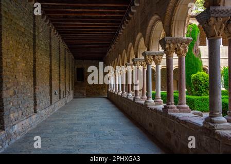 Cloître au monastère de Santa Maria de Ripoll en Espagne. Banque D'Images