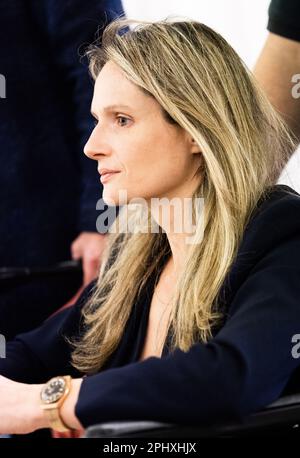 Bruxelles, Belgique. 29th mars 2023. Karen Northshield, victime photographiée avant une session du procès des attentats de 22 mars 2016, au tribunal d'assises de Bruxelles-capitale, le mercredi 29 mars 2023, sur le site de Justitia à Haren, Bruxelles. Sur 22 mars 2016, 32 personnes ont été tuées et 324 ont été blessées lors d'attentats suicide à l'aéroport national de Zaventem et à la station de métro Maalbeek/Maelbeek, qui ont été revendiqués par l'ISIL. BELGA PHOTO BENOIT DOPPAGNE crédit: Belga News Agency/Alay Live News Banque D'Images