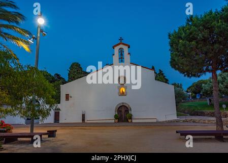 Vue nocturne d'une église à Llanca en Espagne. Banque D'Images