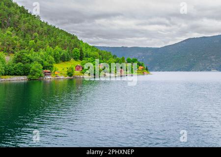 Petit village sur la rive d'un fjord en Norvège Banque D'Images