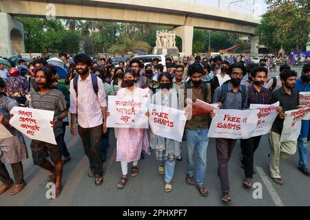 Dhaka, Bangladesh, 29 mars 2023. Des étudiants bangladais de différentes universités tiennent des pancartes alors qu'ils se réunissent pour protester contre la libération immédiate du journaliste Shamsuzzaman, au campus de l'université de Dhaka, à Dhaka, au Bangladesh, au 29 mars 2023. Plusieurs hommes en civil s'identifiant comme membres du Département d'enquête criminelle (CID) ont pris le correspondant du personnel de Prothom Alo à Savar, Shamsuzzaman, de sa maison tôt mercredi matin. Mercredi, une affaire a été déposée contre le journaliste de Prothom Alo Shamsuzzaman en vertu de la loi sur la sécurité numérique (DSA). Photo de Suvra Kanti Das/A Banque D'Images