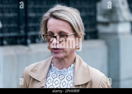 Londres, Royaume-Uni. 22nd mars 2023. Dame Emma Walmsley, PDG et directrice du conseil d'administration de GlaxoSmithKline, est photographiée à l'extérieur du Parlement. Elle est devenue la première femme PDG d'une importante société pharmaceutique en 2017. Crédit : Mark Kerrison/Alamy Live News Banque D'Images