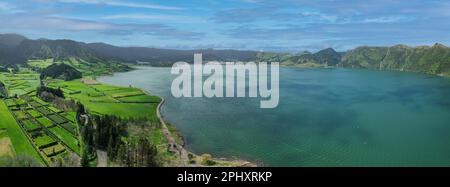 Vue aérienne par drone d'une partie des lacs Sete Cidades de l'île de Sao Miguel, dans les Açores, au Portugal Banque D'Images