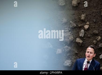 LA HAYE - Henk Nijboer (PvdA) lors d'un débat à la Chambre des représentants sur le fait de ne pas réaliser les ambitions de construction de logements. ANP REMKO DE WAAL pays-bas hors - belgique hors Banque D'Images