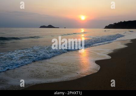 Lever de soleil sur la mer de Corail à Ellis Beach, Cairns Northern Beaches, Far North Queensland, FNQ, QLD, Australie Banque D'Images