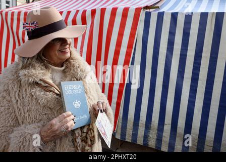 Shirley Heim, avec son billet original pour le couronnement de la rue pour le couronnement de la reine Elizabeth II en 1953 et un livre qu'elle a été donnée en tant qu'enfant, avant la visite du roi Charles III et de la reine Consort au marché de Wittenbergplatz, à Berlin, Dans le cadre de leur visite d'État en Allemagne. Date de la photo: Jeudi 30 mars 2023. Banque D'Images