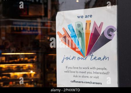 Londres, Royaume-Uni, 28 mars 2023 : à la succursale de Seven Dials de Caffe Nero, près de Covent Garden, un avis sur la porte indique « nous embauchons ». Il y a une pénurie de main-d'œuvre au Royaume-Uni, qui touche particulièrement le secteur de l'accueil, causée par le Brexit. Anna Watson/Alay Live News Banque D'Images