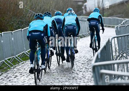 Kluisbergen, Belgique. 30th mars 2023. Astana Qazaqstan pilotes photographiés en action sur l'Oude Kwaremont pendant les préparatifs de plusieurs équipes sur la piste devant la ronde van Vlaanderen/ Tour des Flandres/ Tour de Flandre course cycliste, jeudi 30 mars 2023. L'édition 107th de la course cycliste aura lieu le dimanche 02 avril. BELGA PHOTO DIRK WAEM crédit: Belga News Agency/Alay Live News Banque D'Images