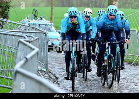 Kluisbergen, Belgique. 30th mars 2023. Astana Qazaqstan pilotes photographiés en action sur l'Oude Kwaremont pendant les préparatifs de plusieurs équipes sur la piste devant la ronde van Vlaanderen/ Tour des Flandres/ Tour de Flandre course cycliste, jeudi 30 mars 2023. L'édition 107th de la course cycliste aura lieu le dimanche 02 avril. BELGA PHOTO DIRK WAEM crédit: Belga News Agency/Alay Live News Banque D'Images