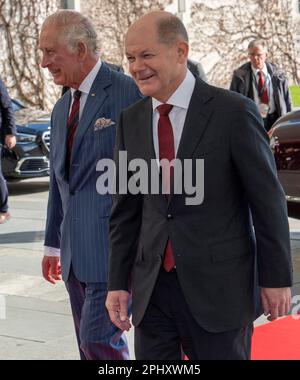 Le chancelier allemand OLAF Scholz (à droite) salue le roi Charles III lorsqu'il arrive à la Chancellerie allemande de Berlin, dans le cadre de sa visite d'État en Allemagne. Date de la photo: Jeudi 30 mars 2023. Banque D'Images
