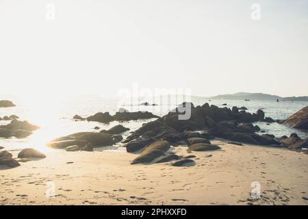 Coucher de soleil sur la plage de Samil, Vigo, Galice, Espagne Banque D'Images