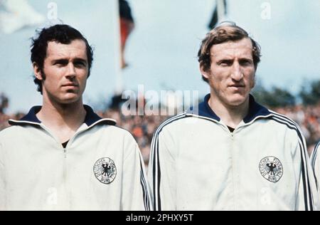 Munich, Allemagne. 20th mars 2023. ARCHIVE PHOTO: Georg SCHWARZENBECK aura 75 ans sur 3 avril 2023, Hans-Georg SCHWARZENBECK (à droite), Allemagne, joueur de football, Ici, dans le maillot de l'équipe nationale allemande de football, a quitté Franz BECKENBAUER, jouant l'hymne national, date de la photo inconnue, ? Credit: dpa/Alay Live News Banque D'Images