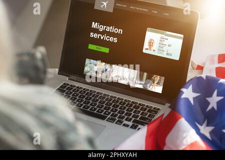 ordinateur portable du centre de migration, drapeau américain Banque D'Images