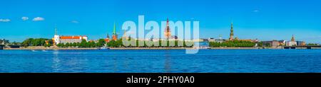 Panorama de riga incluant le château de Riga, la cathédrale et l'église saint-Jacques, Lettonie. . Banque D'Images