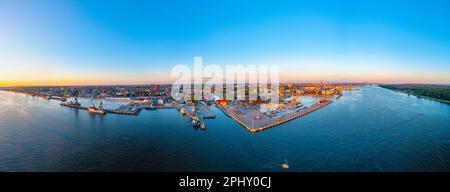 Vue sur le port de Klaipeda au coucher du soleil en Lituanie. Banque D'Images