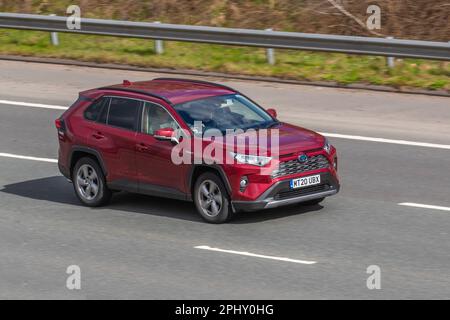 2020 Rouge TOYOTA RAV4 RAV 4 hybride vus électrique 2487cc 1 vitesses CVT Banque D'Images