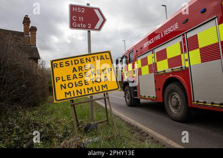 Harefield, Royaume-Uni. 21st mars 2023. Un véhicule de défense incendie et sauvetage passe des panneaux indiquant l'emplacement des travaux de la liaison ferroviaire à grande vitesse HS2. Le secrétaire aux Transports, Mark Harper, a annoncé que la deuxième étape de HS2 de Birmingham à Crewe sera retardée de deux ans au moins et que les trains ne seront pas dirigés vers le centre de Londres avant 2040. Crédit : Mark Kerrison/Alamy Live News Banque D'Images