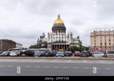 Les gens se promènent sur la place près de la cathédrale Saint Isaac, un monument à Saint-Pétersbourg, en Russie. Banque D'Images