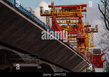 Denham, Royaume-Uni. 21st mars 2023. Une poutre de lancement de 700 tonnes est utilisée dans la construction du viaduc de la vallée de Colne pour la liaison ferroviaire à grande vitesse HS2. Le viaduc a besoin de 292 piles et transportera HS2 lacs et cours d'eau dans le parc régional de Colne Valley. Le secrétaire aux Transports, Mark Harper, a annoncé que la deuxième étape de HS2 de Birmingham à Crewe sera retardée de deux ans au moins et que les trains ne seront pas dirigés vers le centre de Londres avant 2040. Crédit : Mark Kerrison/Alamy Live News Banque D'Images