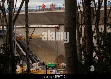 Denham, Royaume-Uni. 21st mars 2023. Les ouvriers de la construction sont photographiés sur le viaduc de Colne Valley pour la liaison ferroviaire à grande vitesse HS2. Le viaduc a besoin de 292 piles et transportera HS2 lacs et cours d'eau dans le parc régional de Colne Valley. Le secrétaire aux Transports, Mark Harper, a annoncé que la deuxième étape de HS2 de Birmingham à Crewe sera retardée de deux ans au moins et que les trains ne seront pas dirigés vers le centre de Londres avant 2040. Crédit : Mark Kerrison/Alamy Live News Banque D'Images