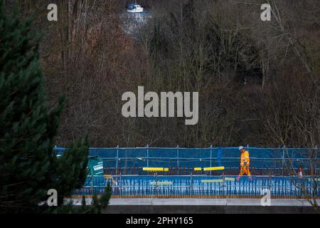 Denham, Royaume-Uni. 21st mars 2023. Un ouvrier de la construction marche le long du viaduc de la vallée de Colne pour la liaison ferroviaire à grande vitesse HS2. Le viaduc a besoin de 292 piles et transportera HS2 lacs et cours d'eau dans le parc régional de Colne Valley. Le secrétaire aux Transports, Mark Harper, a annoncé que la deuxième étape de HS2 de Birmingham à Crewe sera retardée de deux ans au moins et que les trains ne seront pas dirigés vers le centre de Londres avant 2040. Crédit : Mark Kerrison/Alamy Live News Banque D'Images