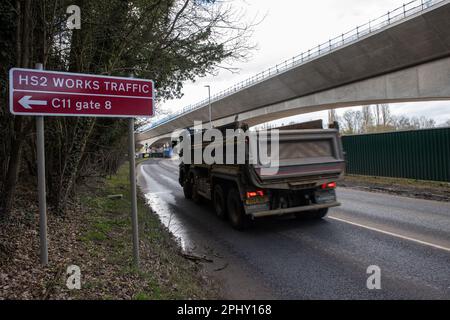 Denham, Royaume-Uni. 21st mars 2023. Un camion passe une section du viaduc de la vallée de Colne pour la liaison ferroviaire à grande vitesse HS2. Le viaduc a besoin de 292 piles et transportera HS2 lacs et cours d'eau dans le parc régional de Colne Valley. Le secrétaire aux Transports, Mark Harper, a annoncé que la deuxième étape de HS2 de Birmingham à Crewe sera retardée de deux ans au moins et que les trains ne seront pas dirigés vers le centre de Londres avant 2040. Crédit : Mark Kerrison/Alamy Live News Banque D'Images