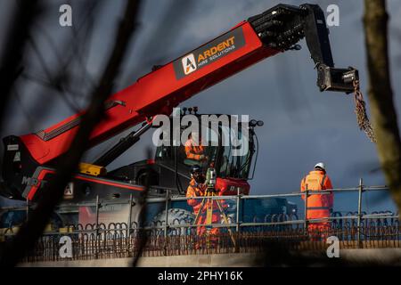 Denham, Royaume-Uni. 21st mars 2023. Les ouvriers de la construction sont photographiés sur le viaduc de Colne Valley pour la liaison ferroviaire à grande vitesse HS2. Le viaduc a besoin de 292 piles et transportera HS2 lacs et cours d'eau dans le parc régional de Colne Valley. Le secrétaire aux Transports, Mark Harper, a annoncé que la deuxième étape de HS2 de Birmingham à Crewe sera retardée de deux ans au moins et que les trains ne seront pas dirigés vers le centre de Londres avant 2040. Crédit : Mark Kerrison/Alamy Live News Banque D'Images