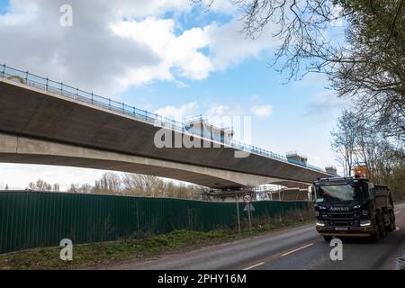 Denham, Royaume-Uni. 21st mars 2023. Un camion passe devant un chantier de construction du viaduc de la vallée de Colne pour la liaison ferroviaire à grande vitesse HS2. Le viaduc a besoin de 292 piles et transportera HS2 lacs et cours d'eau dans le parc régional de Colne Valley. Le secrétaire aux Transports, Mark Harper, a annoncé que la deuxième étape de HS2 de Birmingham à Crewe sera retardée de deux ans au moins et que les trains ne seront pas dirigés vers le centre de Londres avant 2040. Crédit : Mark Kerrison/Alamy Live News Banque D'Images