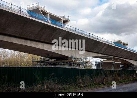 Denham, Royaume-Uni. 21st mars 2023. Des travaux de construction sont illustrés pour le viaduc de Colne Valley pour la liaison ferroviaire à grande vitesse HS2. Le viaduc a besoin de 292 piles et transportera HS2 lacs et cours d'eau dans le parc régional de Colne Valley. Le secrétaire aux Transports, Mark Harper, a annoncé que la deuxième étape de HS2 de Birmingham à Crewe sera retardée de deux ans au moins et que les trains ne seront pas dirigés vers le centre de Londres avant 2040. Crédit : Mark Kerrison/Alamy Live News Banque D'Images