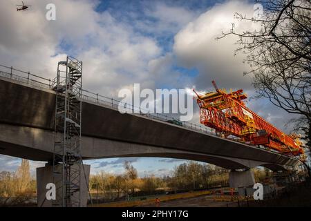 Denham, Royaume-Uni. 21st mars 2023. Une poutre de lancement de 700 tonnes est utilisée dans la construction du viaduc de la vallée de Colne pour la liaison ferroviaire à grande vitesse HS2. Le viaduc a besoin de 292 piles et transportera HS2 lacs et cours d'eau dans le parc régional de Colne Valley. Le secrétaire aux Transports, Mark Harper, a annoncé que la deuxième étape de HS2 de Birmingham à Crewe sera retardée de deux ans au moins et que les trains ne seront pas dirigés vers le centre de Londres avant 2040. Crédit : Mark Kerrison/Alamy Live News Banque D'Images