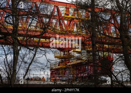 Denham, Royaume-Uni. 21st mars 2023. Une poutre de lancement de 700 tonnes est utilisée dans la construction du viaduc de la vallée de Colne pour la liaison ferroviaire à grande vitesse HS2. Le viaduc a besoin de 292 piles et transportera HS2 lacs et cours d'eau dans le parc régional de Colne Valley. Le secrétaire aux Transports, Mark Harper, a annoncé que la deuxième étape de HS2 de Birmingham à Crewe sera retardée de deux ans au moins et que les trains ne seront pas dirigés vers le centre de Londres avant 2040. Crédit : Mark Kerrison/Alamy Live News Banque D'Images