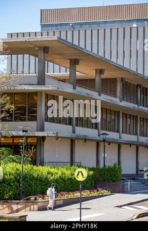 La bibliothèque Fisher de style moderniste, conçue par le bureau de l'architecte du gouvernement de Nouvelle-Galles du Sud, a ouvert ses portes en 1962 et, en 1967, la pile de bibliothèque revêtue de cuivre a ouvert ses portes Banque D'Images