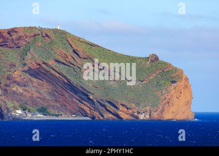 Le promontoire et les falaises de Da Ponta do Garajau avec la statue de Cristo Rei vue de la mer. Funchal, Madère, Portugal Banque D'Images