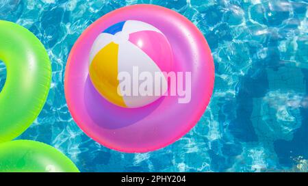 Ballon de piscine gonflable sur la bouée de sauvetage dans la piscine Banque D'Images