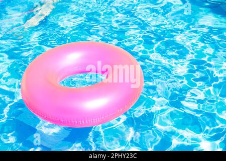 Anneau de natation gonflable flottant dans la piscine Banque D'Images