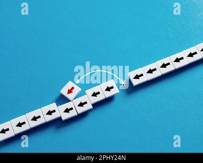 Violation de la réglementation ou de l'ordonnance. Enfreindre les règles. Ignorer avant l'heure. Sortez de la file. Coupe en ligne ou saut de file d'attente. Banque D'Images