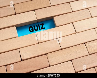 Concept du quiz. Le mot quiz entouré de blocs de bois. Banque D'Images