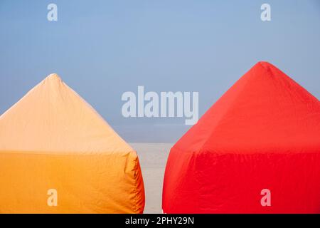 deux cabines de plage, en tissu jaune et rouge Banque D'Images