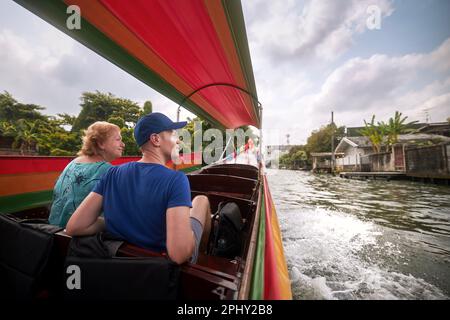 Femme âgée avec son fils adulte, en train de profiter ensemble d'un voyage sur un bateau traditionnel à Bangkok, en Thaïlande. Banque D'Images
